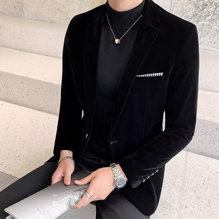 Elegant men's velvet blazer, slim fit with one button, in rich colors, perfect for formal occasions like weddings and galas.