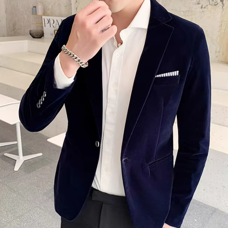 Elegant men's velvet blazer, slim fit with one button, in rich colors, perfect for formal occasions like weddings and galas.