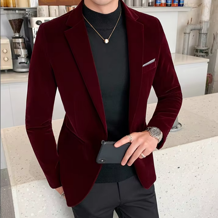 Elegant men's velvet blazer, slim fit with one button, in rich colors, perfect for formal occasions like weddings and galas.