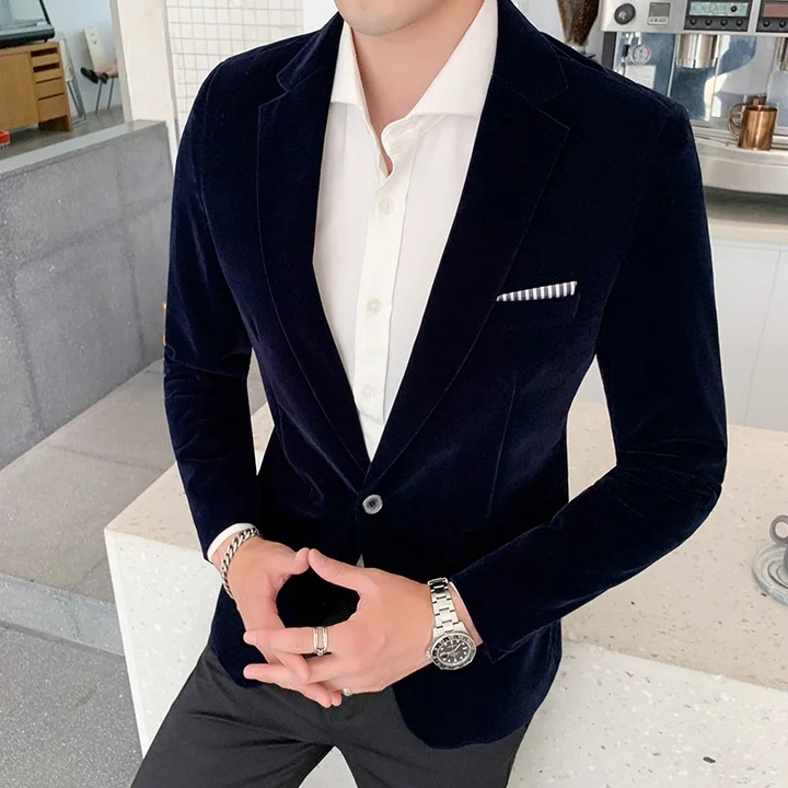 Elegant men's velvet blazer, slim fit with one button, in rich colors, perfect for formal occasions like weddings and galas.