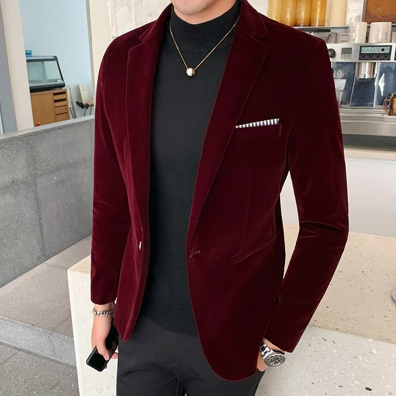 Elegant men's velvet blazer, slim fit with one button, in rich colors, perfect for formal occasions like weddings and galas.