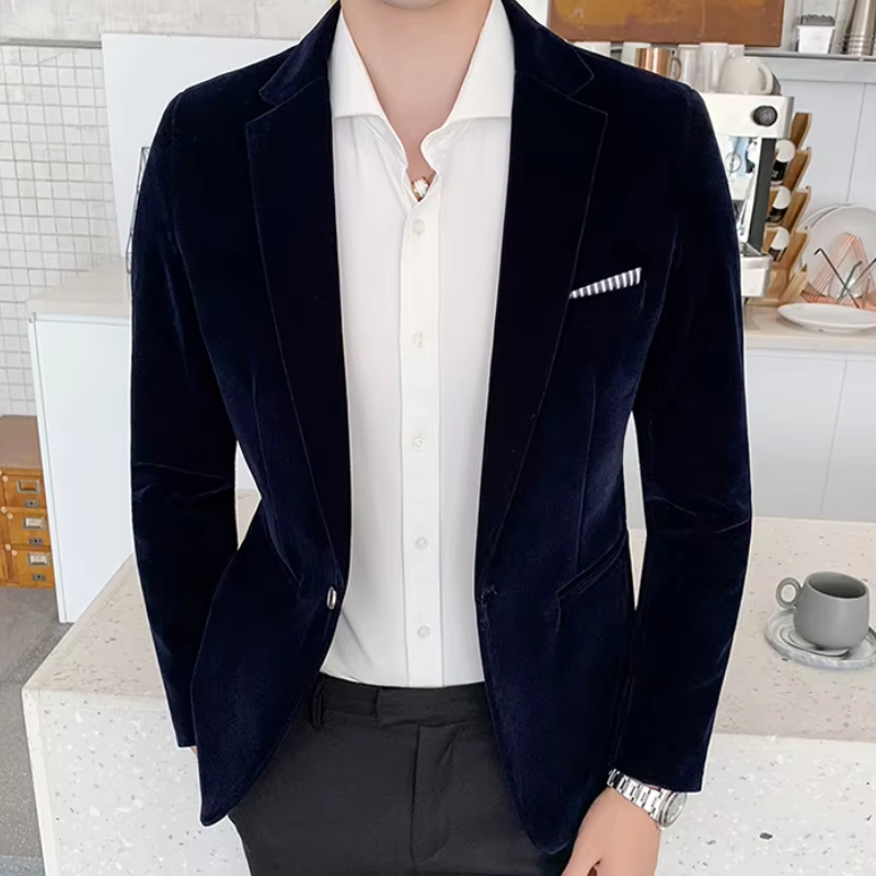 Elegant men's velvet blazer, slim fit with one button, in rich colors, perfect for formal occasions like weddings and galas.