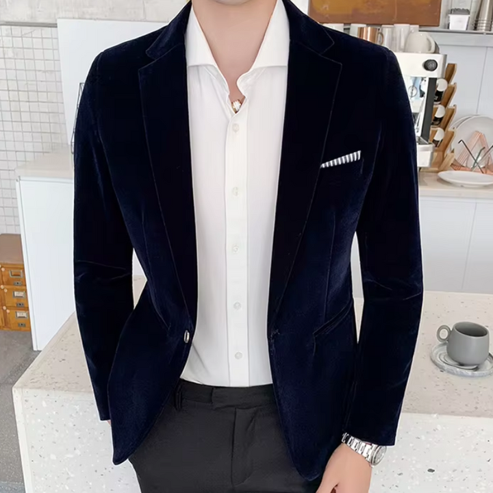 Elegant men's velvet blazer, slim fit with one button, in rich colors, perfect for formal occasions like weddings and galas.
