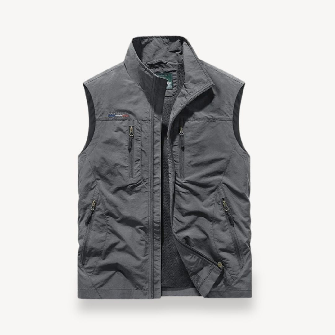 "Men's lightweight polyester summer vest jacket, sleeveless, with zippered pockets, ideal for warm weather activities."