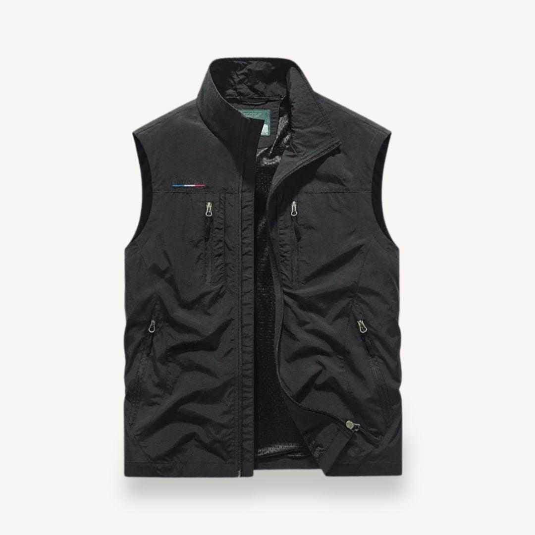 "Men's lightweight polyester summer vest jacket, sleeveless, with zippered pockets, ideal for warm weather activities."