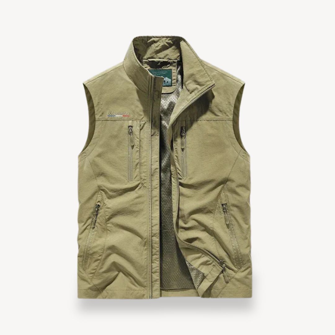 "Men's lightweight polyester summer vest jacket, sleeveless, with zippered pockets, ideal for warm weather activities."