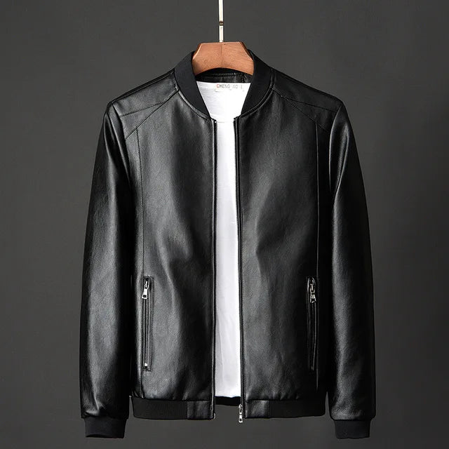 "Men's vintage leather bomber jacket with secure pockets in black; classic motorcycle style, robust and stylish."