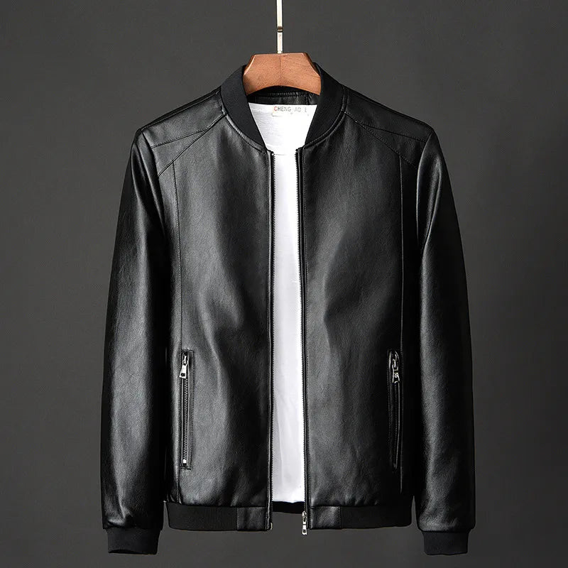 "Men's vintage leather bomber jacket with secure pockets in black; classic motorcycle style, robust and stylish."
