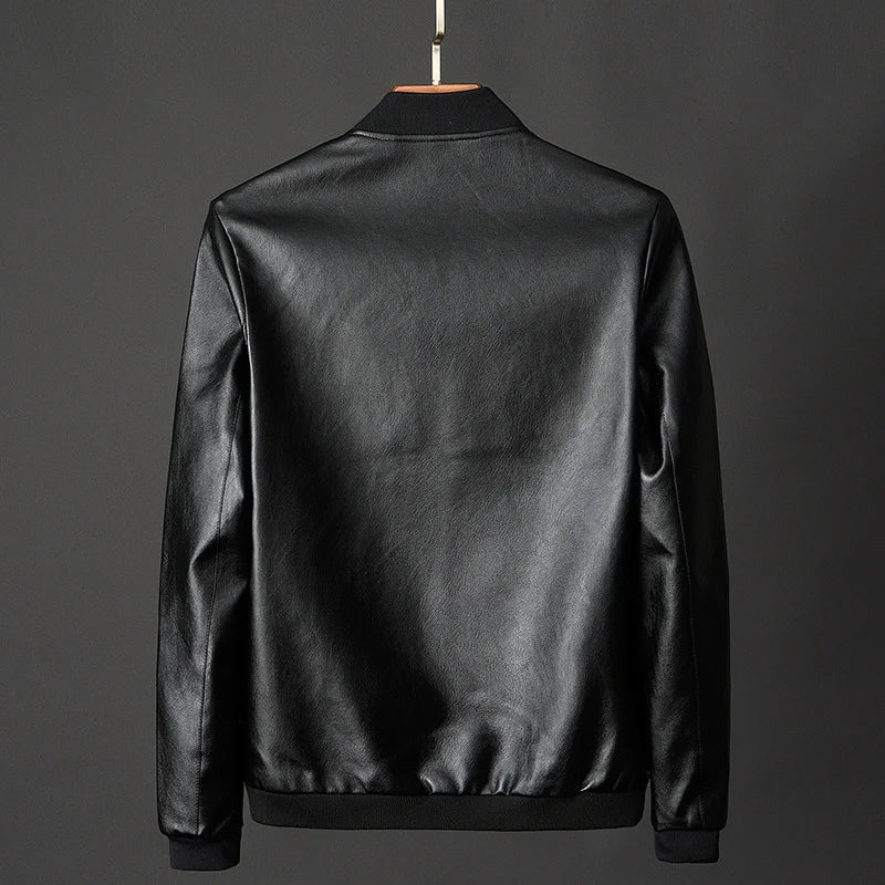 "Men's vintage leather bomber jacket with secure pockets in black; classic motorcycle style, robust and stylish."