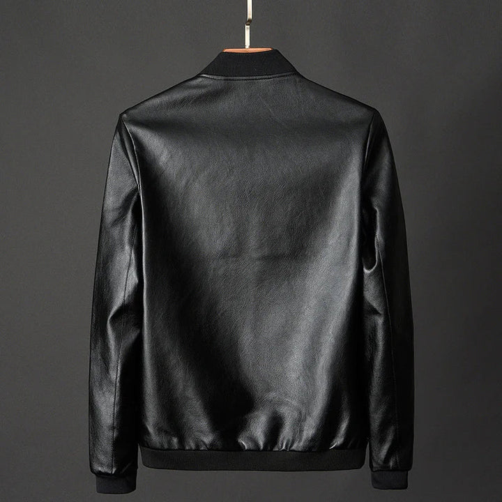 "Men's vintage leather bomber jacket with secure pockets in black; classic motorcycle style, robust and stylish."