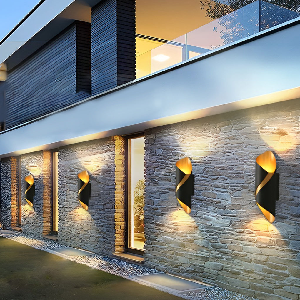 Modern outdoor wall lamp in rust-proof aluminum, glass shade, IP66 waterproof, sleek LED design for gardens and balconies.