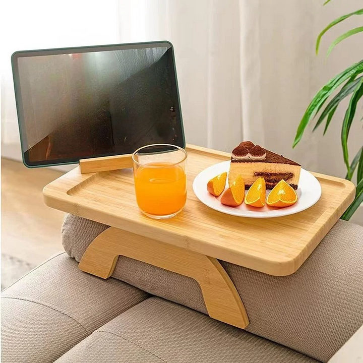 Universal sofa arm clip table with non-slip rubber grips, made of sustainable bamboo, ideal for drinks and remotes.