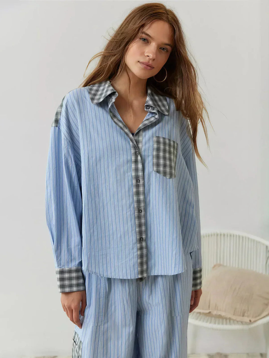 "Women's pink pajama set with elegant details, luxurious softness, and a relaxed fit, perfect for sleep and lounge."
