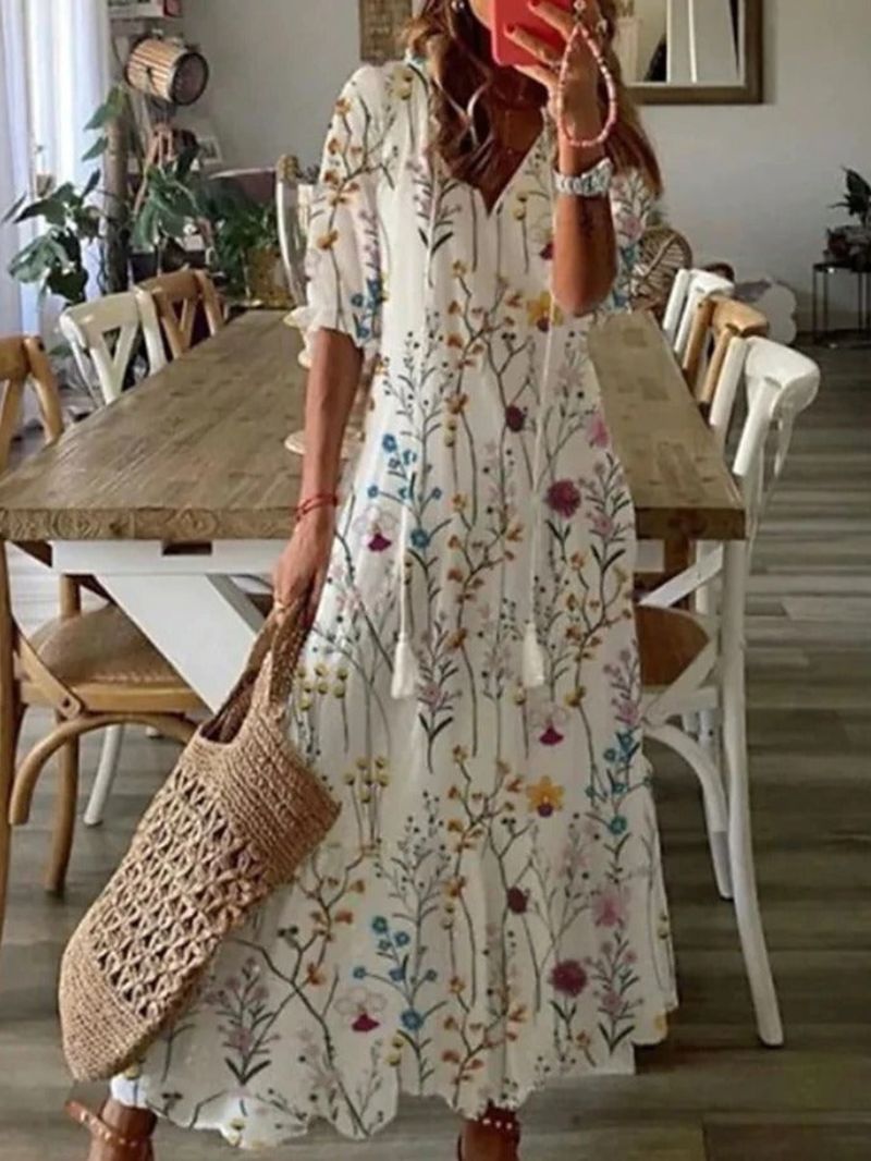 Chic women's printed dress with a flowing fit. Feminine silhouette, elegant print, perfect for versatile stylish occasions.
