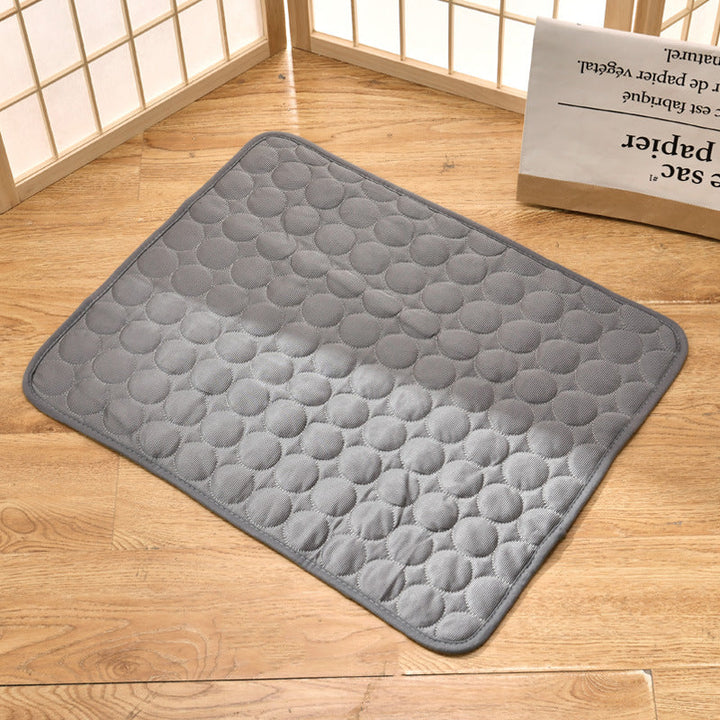 "Cooling pad for dogs with advanced relief, depicting a blue mat designed for comfort and heat stress reduction."