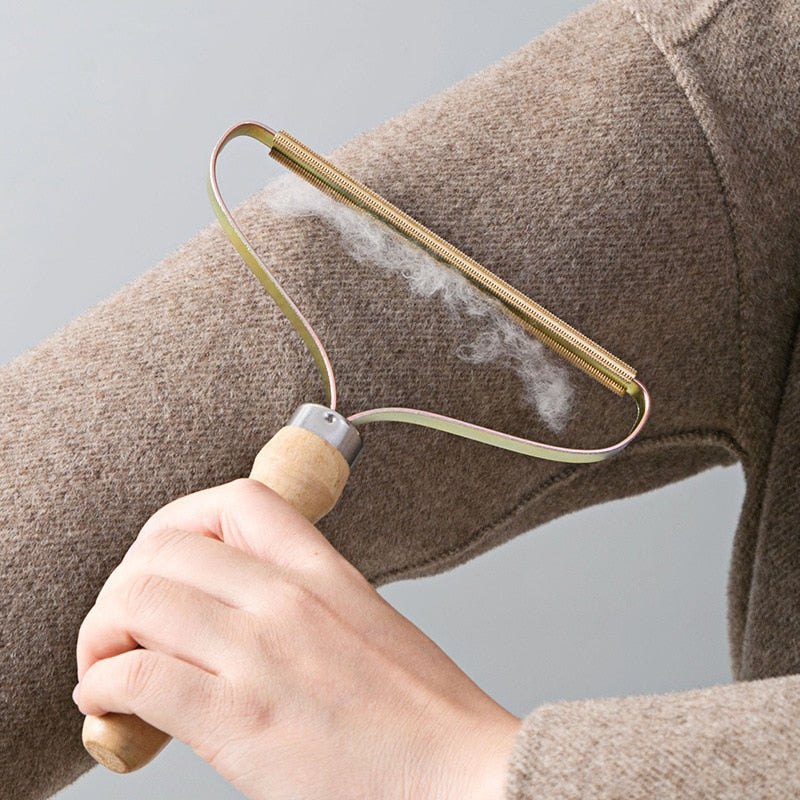 Eco-friendly lint remover with sturdy metal bristles, ideal for removing pet hair and lint from clothes, sofa, furniture.
