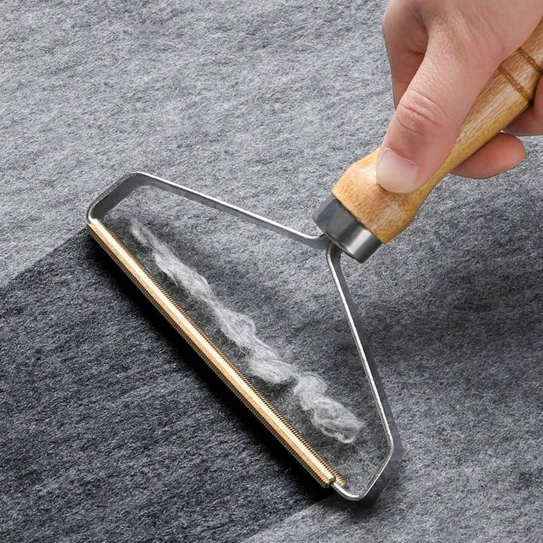 Eco-friendly lint remover with sturdy metal bristles, ideal for removing pet hair and lint from clothes, sofa, furniture.