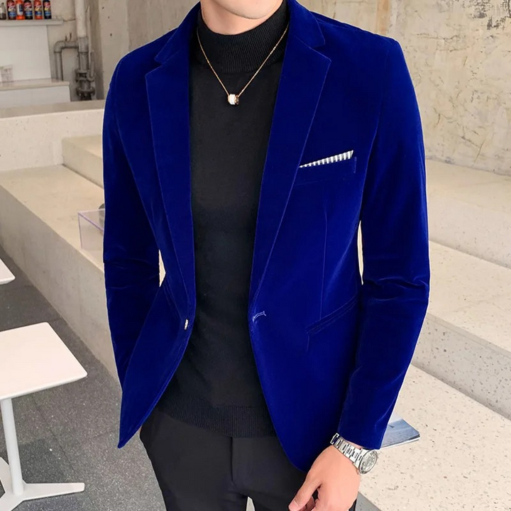 Elegant men's velvet blazer, slim fit with one button, in rich colors, perfect for formal occasions like weddings and galas.
