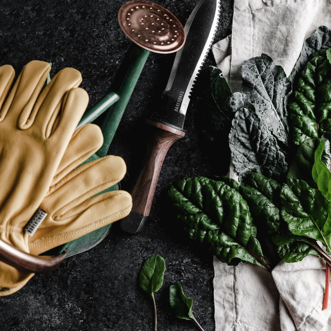"Hori Hori garden knife with walnut handle and rust-resistant steel blade, perfect for outdoor tasks like digging and cutting