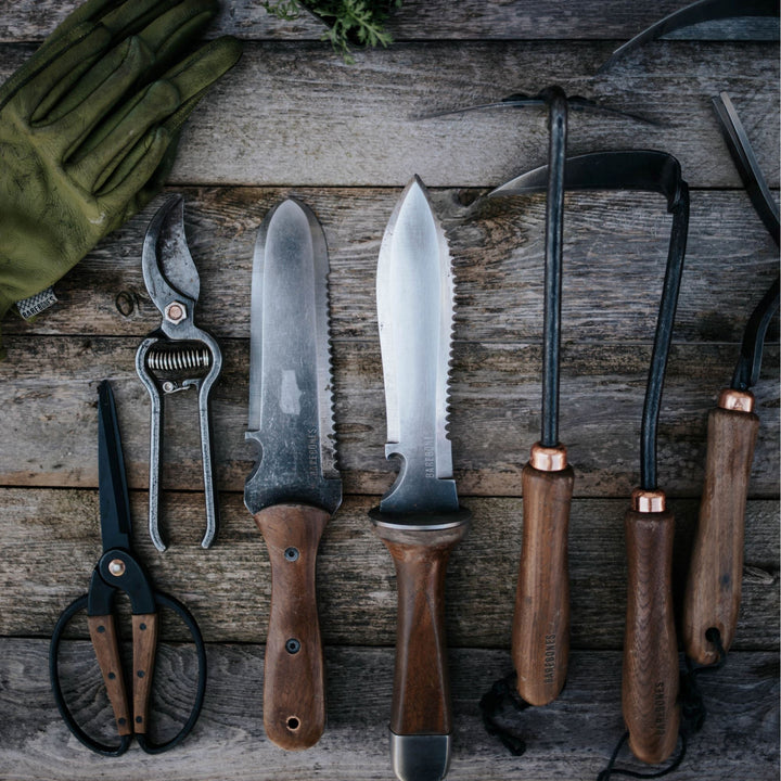 "Hori Hori garden knife with walnut handle and rust-resistant steel blade, perfect for outdoor tasks like digging and cutting