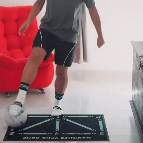Men's football training mat, anti-slip, compact 90x60cm, with video program, ideal for home skill enhancement sessions.
