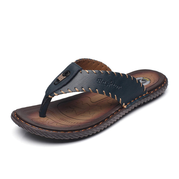 "Men's leather flip-flops sandals, brown, with ergonomic design for summer comfort and style, ideal for casual outings."