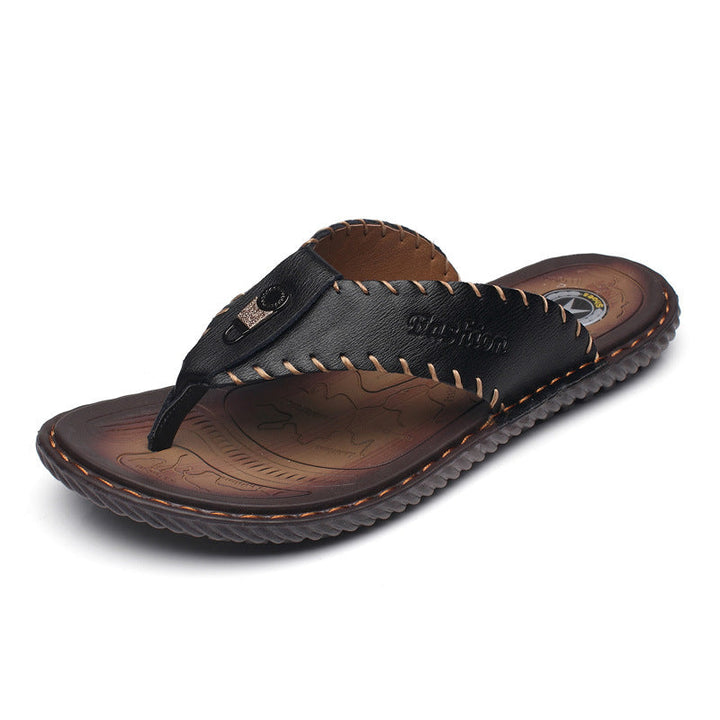 "Men's leather flip-flops sandals, brown, with ergonomic design for summer comfort and style, ideal for casual outings."