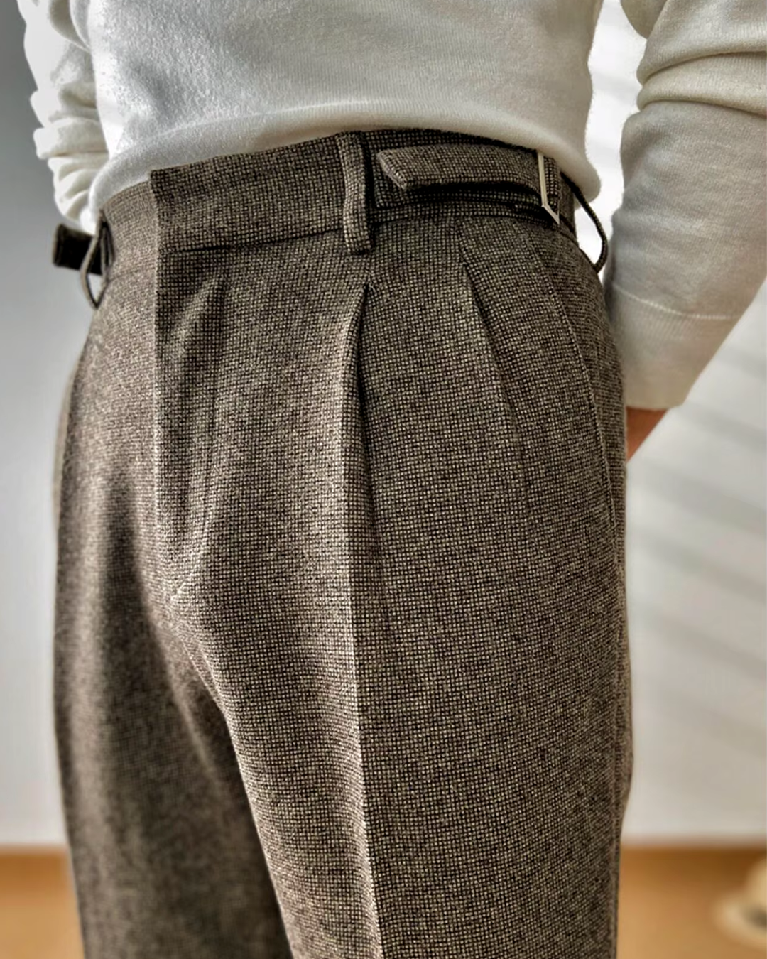 "Men's tailored brown wool-blend vintage-fit trousers, slim straight-leg, high-waisted with pleats, ideal for elegance and co