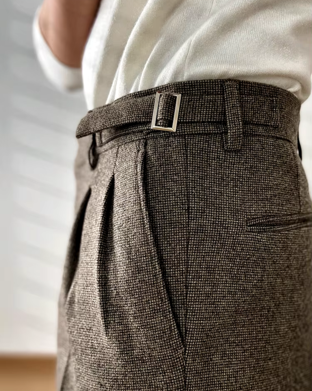 "Men's tailored brown wool-blend vintage-fit trousers, slim straight-leg, high-waisted with pleats, ideal for elegance and co