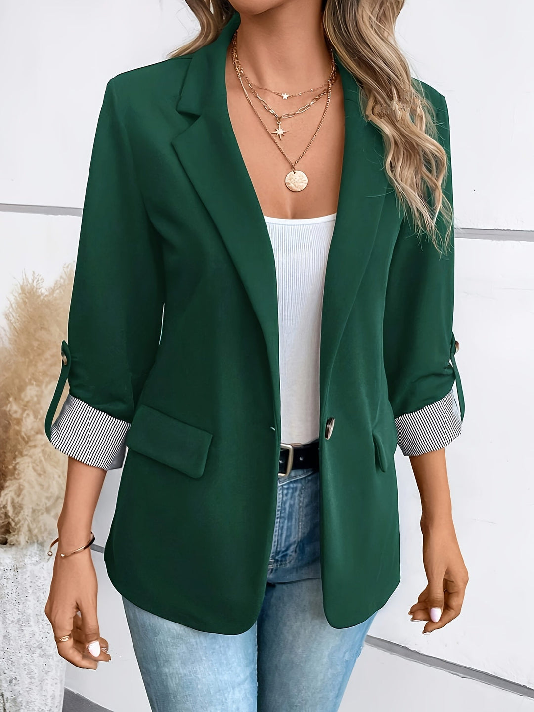 Sleek women's single-breasted blazer with a sharp collar in classic colors, offering a tailored fit for professional elegance