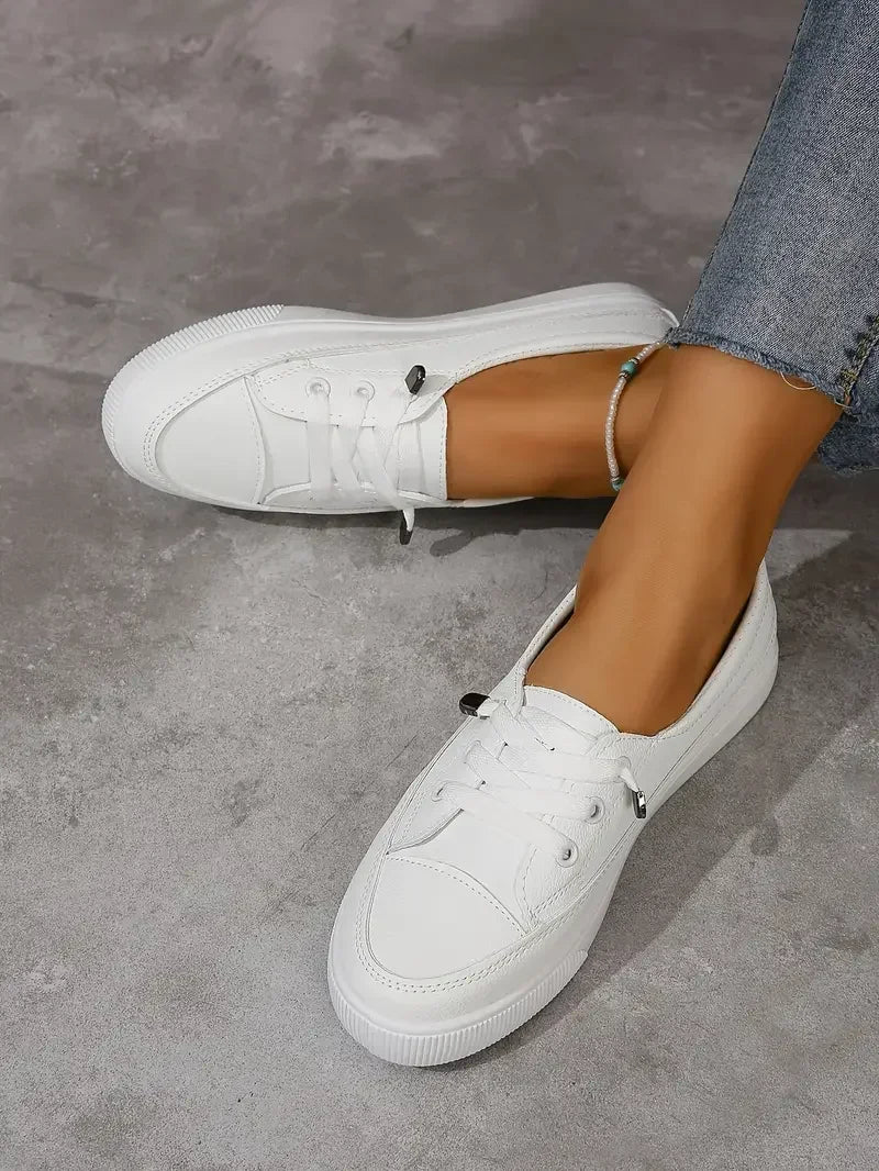 Women's casual round toe lace-up flat shoes, minimal design, secure fit, versatile for everyday wear with jeans.