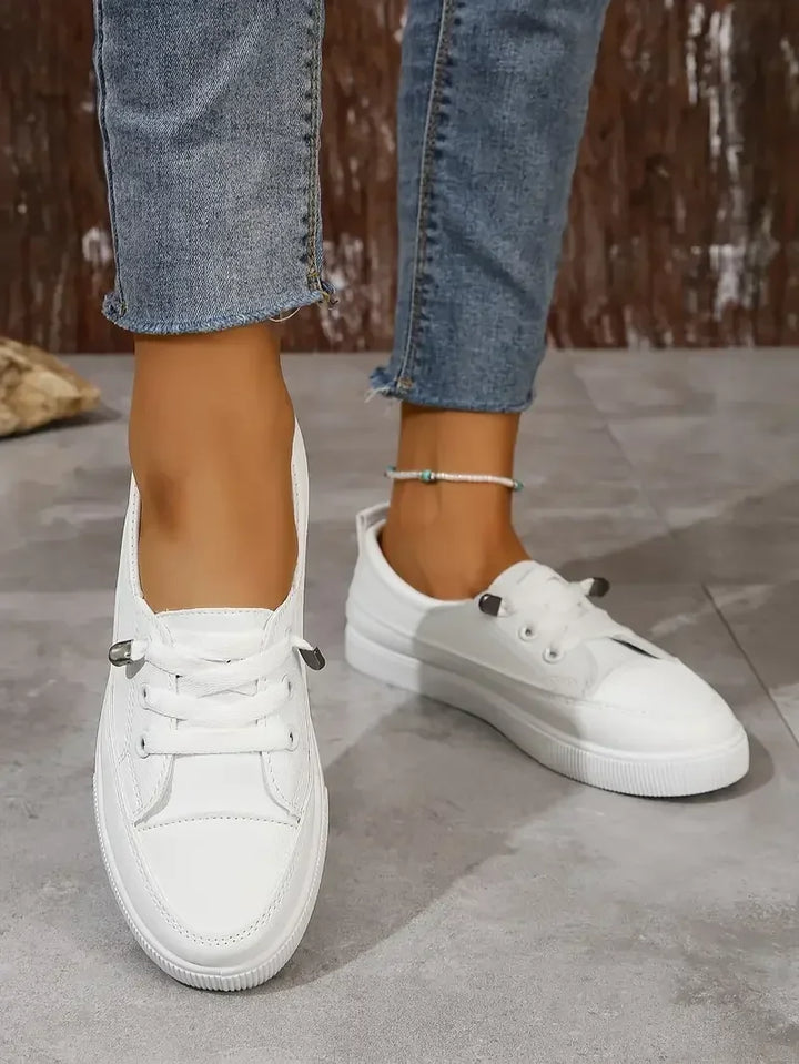Women's casual round toe lace-up flat shoes, minimal design, secure fit, versatile for everyday wear with jeans.
