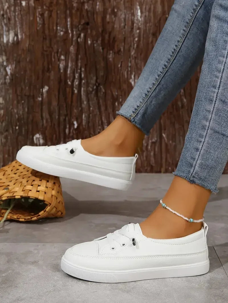 Women's casual round toe lace-up flat shoes, minimal design, secure fit, versatile for everyday wear with jeans.