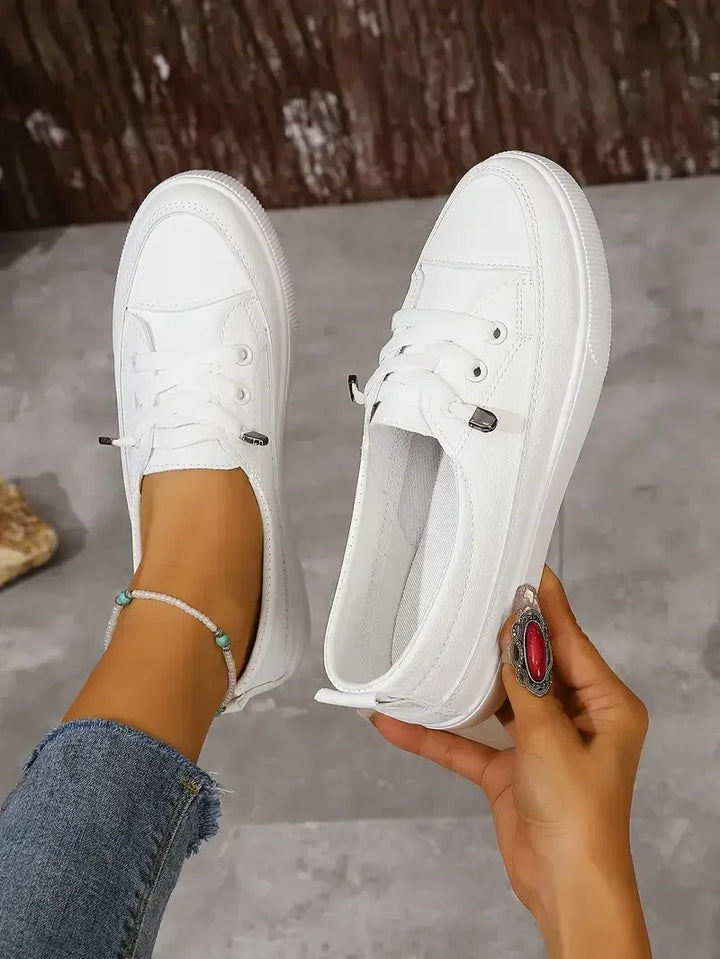 Women's casual round toe lace-up flat shoes, minimal design, secure fit, versatile for everyday wear with jeans.
