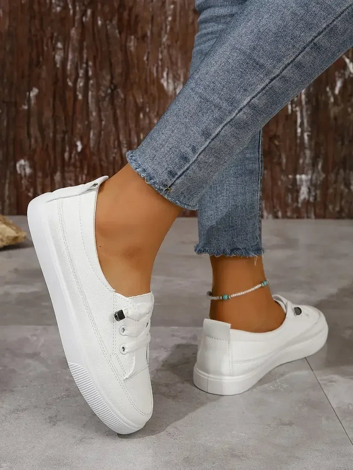 Women's casual round toe lace-up flat shoes, minimal design, secure fit, versatile for everyday wear with jeans.