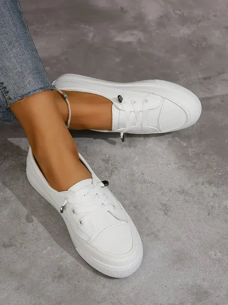Women's casual round toe lace-up flat shoes, minimal design, secure fit, versatile for everyday wear with jeans.