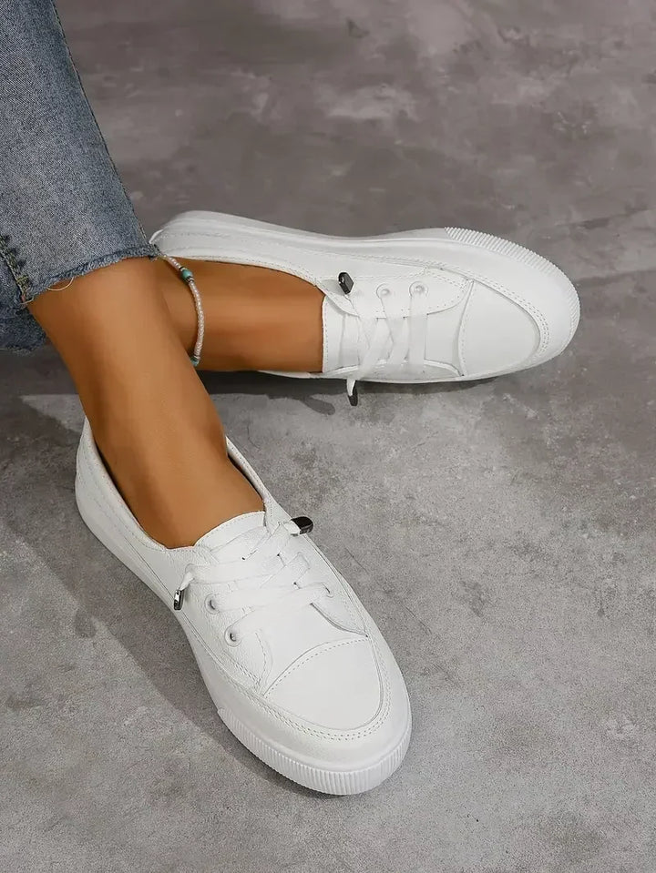 Women's casual round toe lace-up flat shoes, minimal design, secure fit, versatile for everyday wear with jeans.