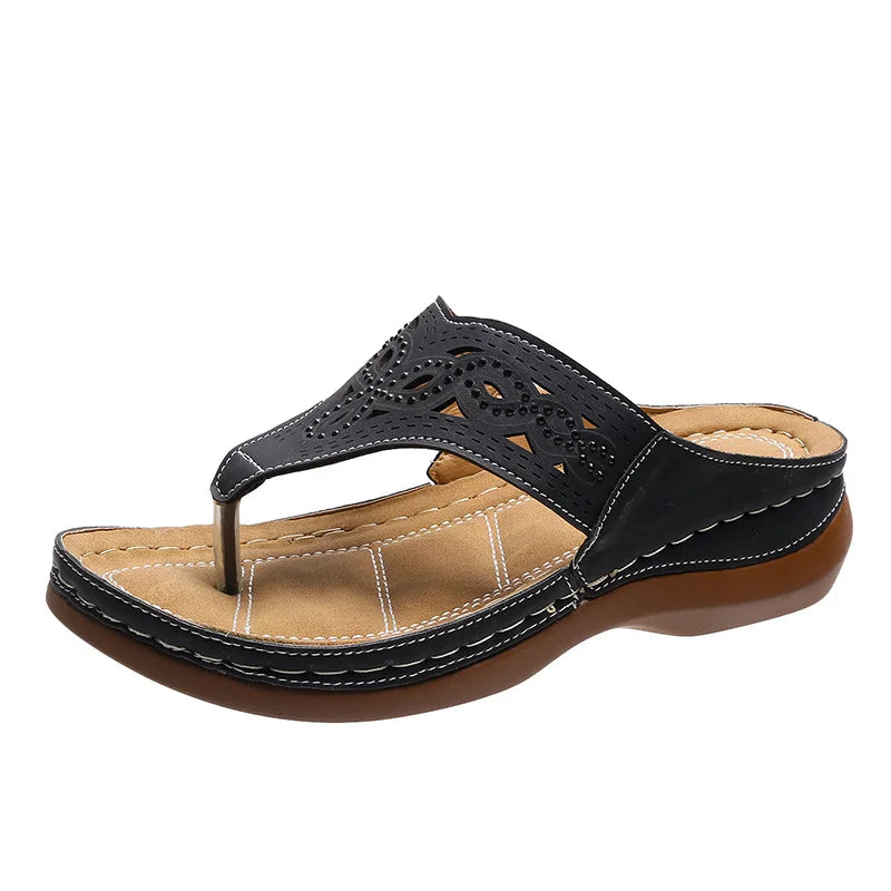 "Women's lightweight flip flops with arch support, in stylish design, ideal for comfort on beach days and casual strolls."