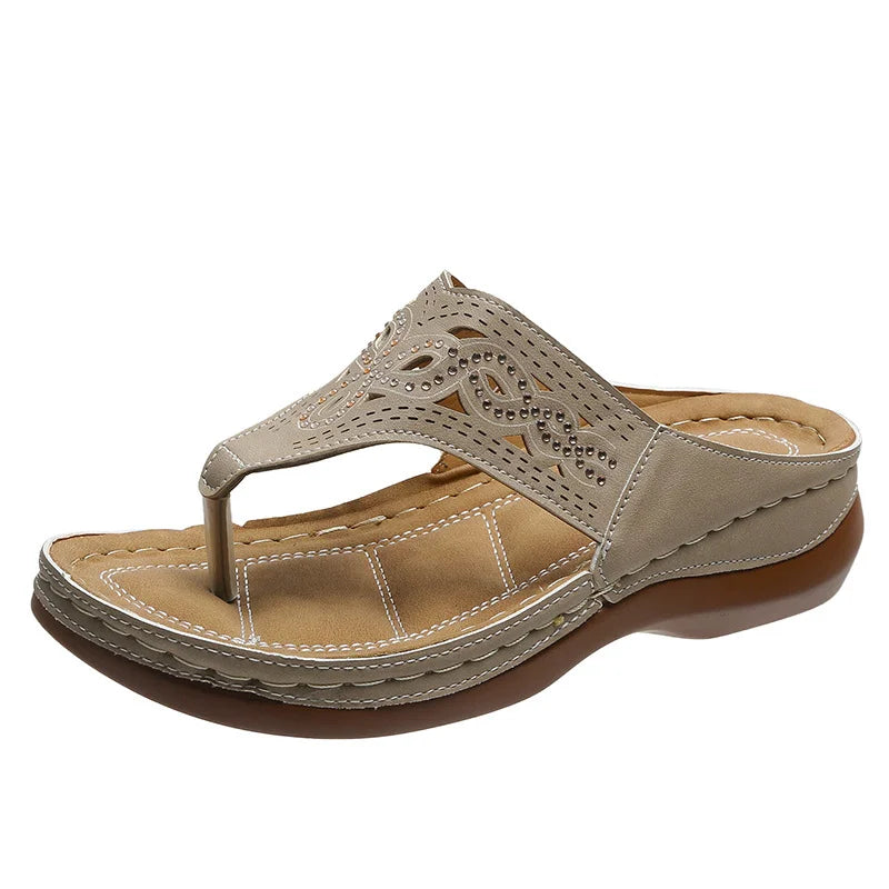 "Women's lightweight flip flops with arch support, in stylish design, ideal for comfort on beach days and casual strolls."