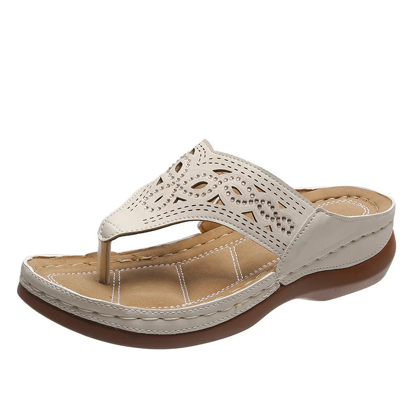 "Women's lightweight flip flops with arch support, in stylish design, ideal for comfort on beach days and casual strolls."