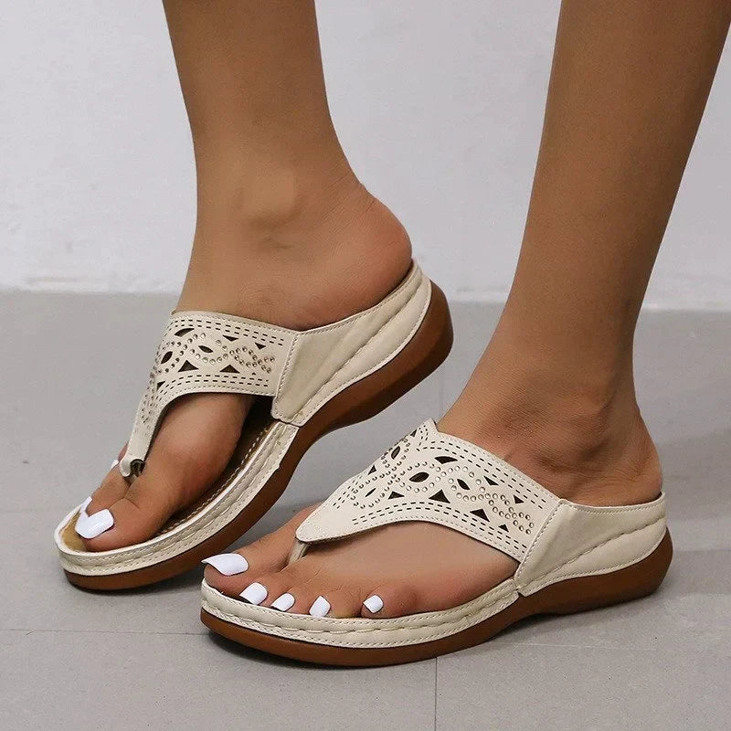 "Women's lightweight flip flops with arch support, in stylish design, ideal for comfort on beach days and casual strolls."