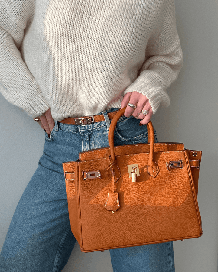 Women's luxury leather shoulder bag; elegant brown design with adjustable strap, perfect for any occasion; timeless style.