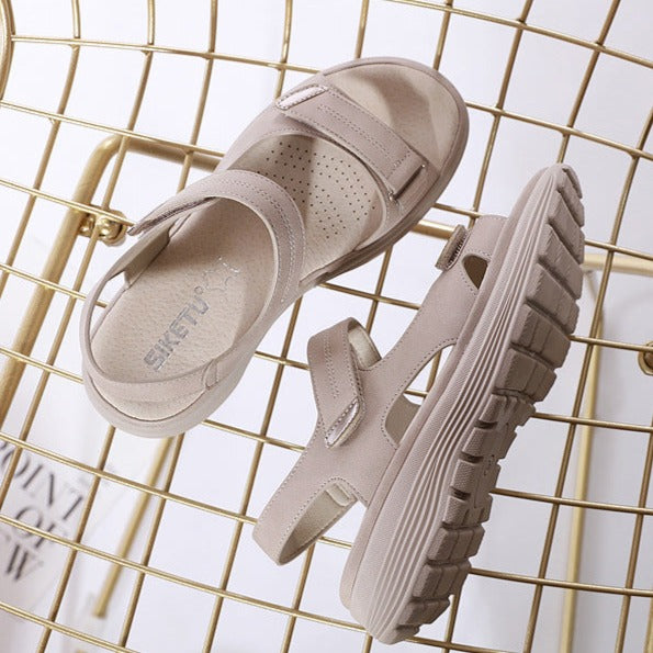 "Women's orthopedic sandals with adjustable cushioned sole, featuring ergonomic design and adjustable straps in classic color