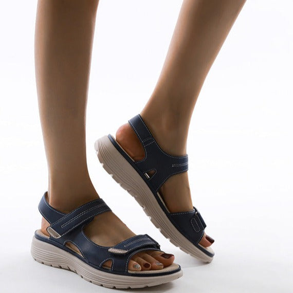 "Women's orthopedic sandals with adjustable cushioned sole, featuring ergonomic design and adjustable straps in classic color