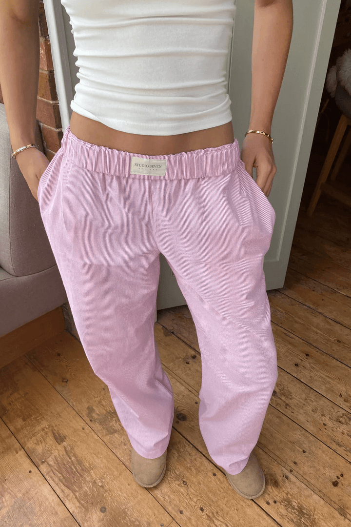 "Women's relaxed lounge trousers in soft, lightweight fabric with elastic waistband, ideal for casual, laid-back style."