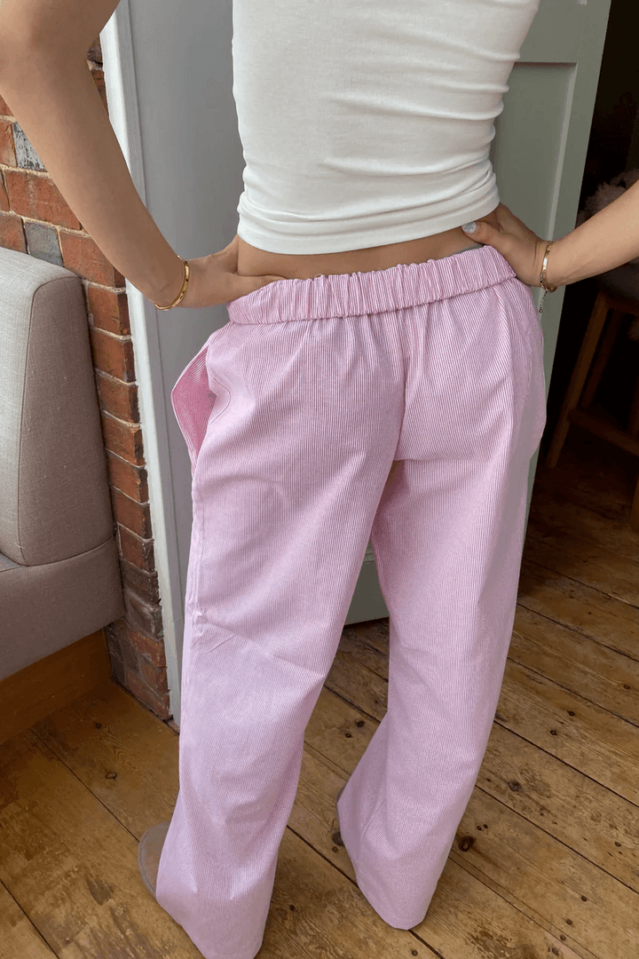 "Women's relaxed lounge trousers in soft, lightweight fabric with elastic waistband, ideal for casual, laid-back style."
