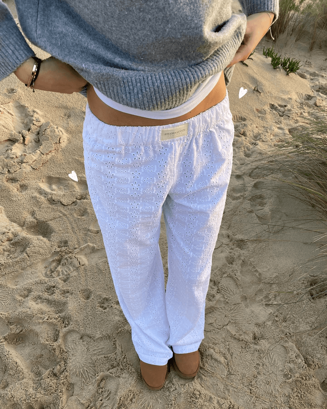 "Women's relaxed lounge trousers in soft, lightweight fabric with elastic waistband, ideal for casual, laid-back style."
