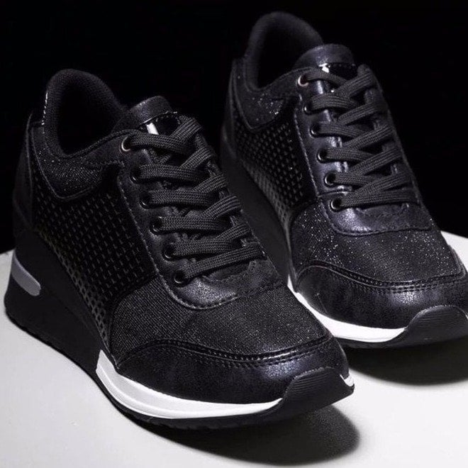 "Women's sneakers with hidden wedge heel, breathable mesh design, lace-up, in various colors, chic and comfortable."