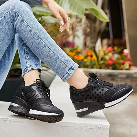 "Women's sneakers with hidden wedge heel, breathable mesh design, lace-up, in various colors, chic and comfortable."