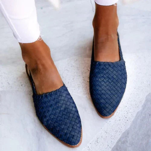 "Women's vintage weave flat sandals, colorful woven design, easy slip-on, ideal for casual and chic wear."
